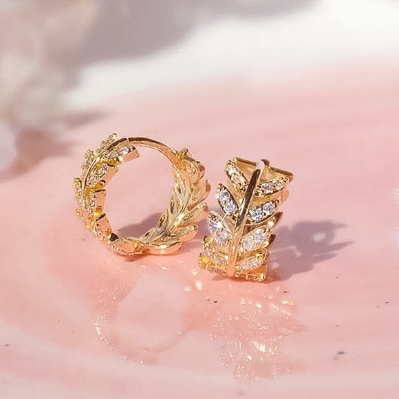 🔵𝟲𝟱%𝗢𝗙𝗙 𝗯𝘂𝗻𝗱𝗹𝗲𝘀 𝟯+🔵 NEW CZ Floral Huggie Hoop Earrings - Picture 12 of 14